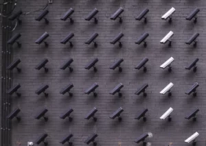 telecamere di videosorveglianza installate su un muro