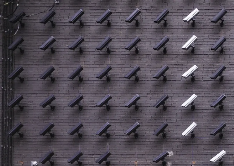 telecamere di videosorveglianza installate su un muro