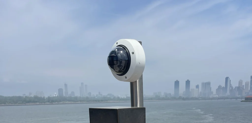 Telecamere di un sistema di videosorveglianza che riprende il panorama di una città