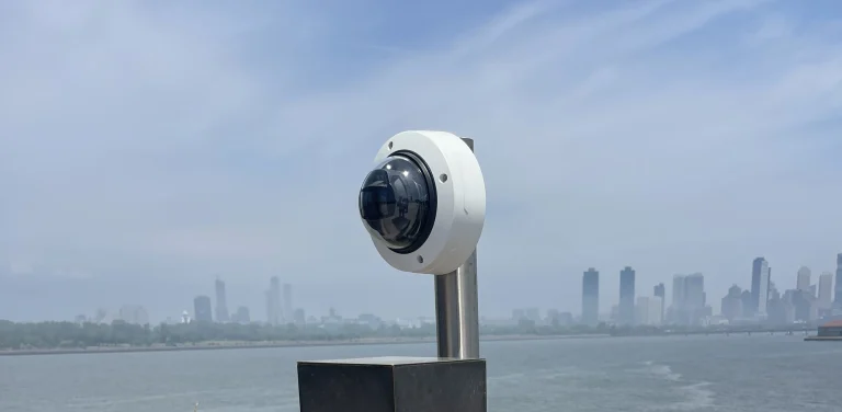 Telecamere di un sistema di videosorveglianza che riprende il panorama di una città
