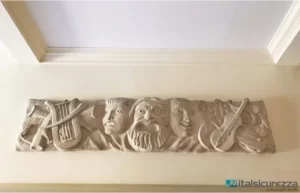 Altorilievo della biglietteria del Teatro Nuovo di Verona