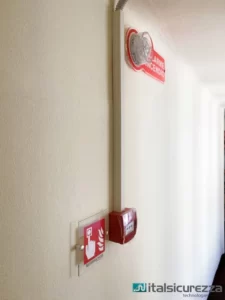 Sistema antincendio con targhetta e tasto Notifier