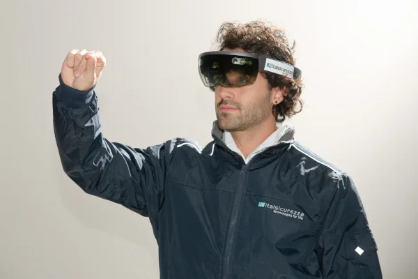 Operatore indossa ISSAR per la gestione della sicurezza in realtà aumentata dando indicazioni agli smart glasses utilizzando dei gesture