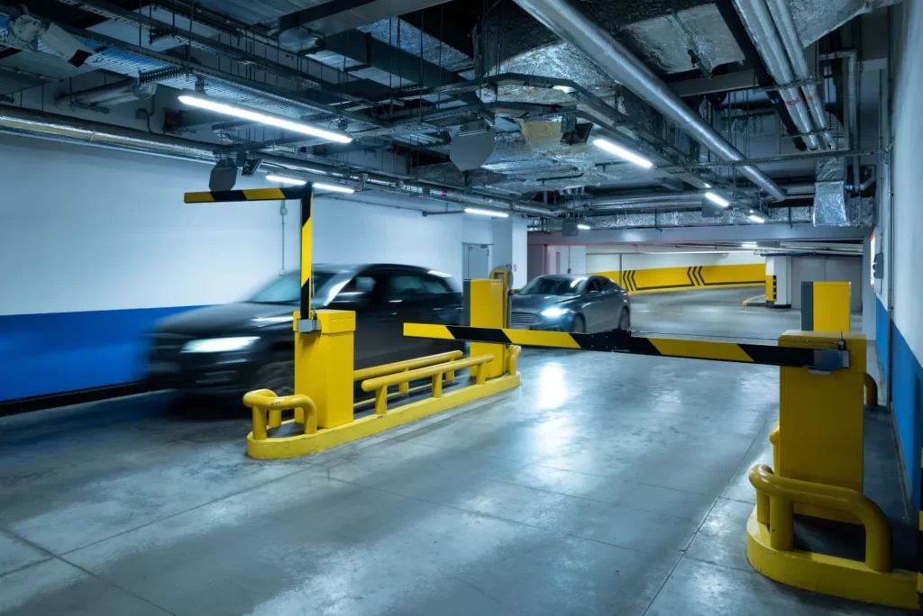 Sistema di controllo accessi con sbarre per parcheggio sotterraneo