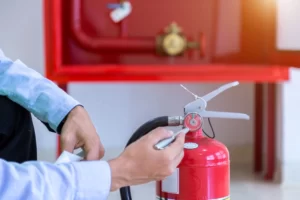 tecnico effettua la manutenzione di presidi antincendio