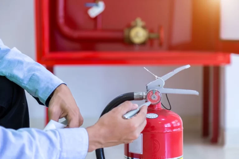 tecnico effettua la manutenzione di presidi antincendio