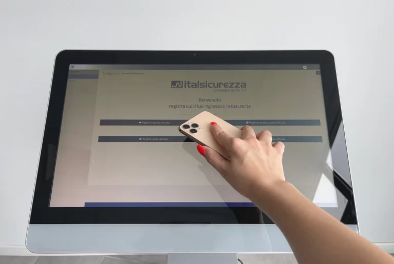 visitatore usa il proprio smartphone per registrare la propria presenza in azienda con il software di gestione dei visitatori