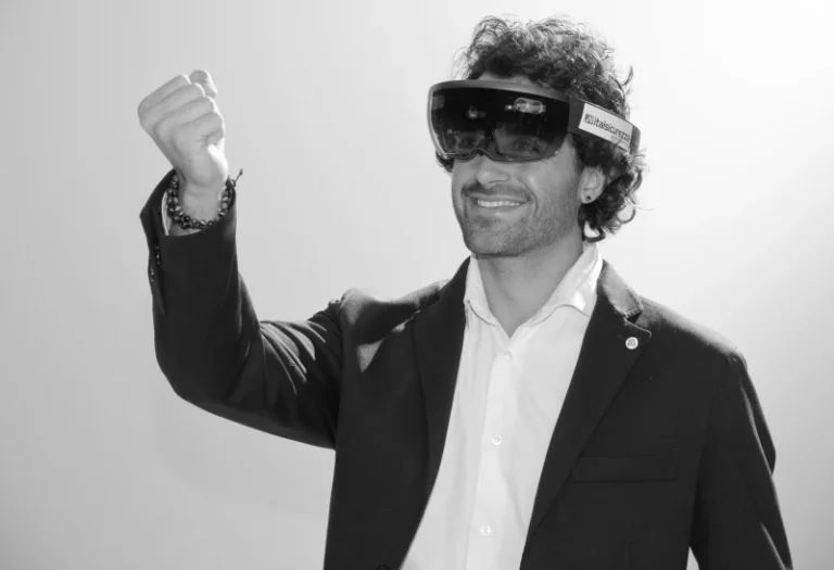 Operatore utilizza il sistema ISSAR indossando gli smartglasses per gestire la sicurezza di un sito con il movimento delle mani in realtà aumentata