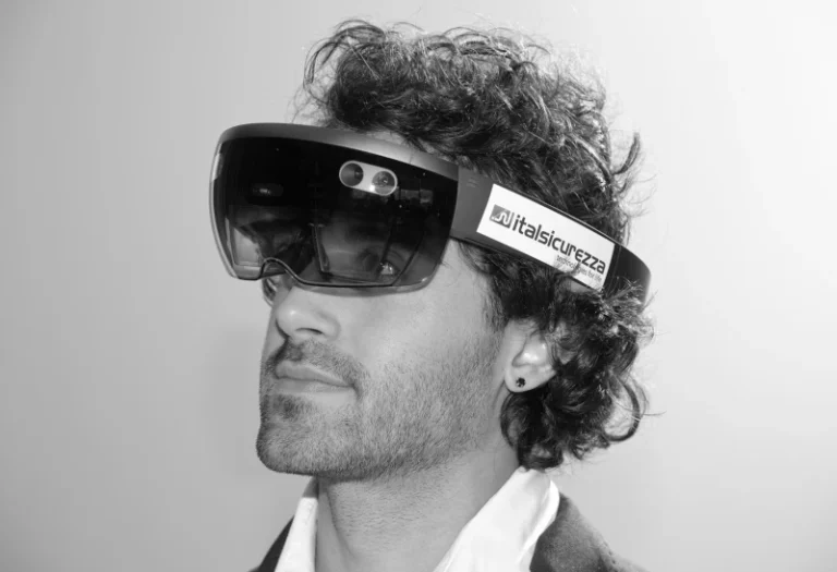 Operatore utilizza il sistema ISSAR con realtà aumentata indossando gli smartglasses per gestire la sicurezza di un sito