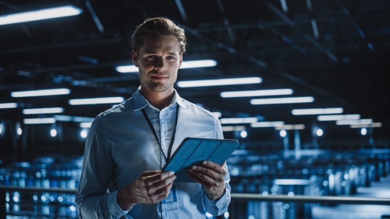 System integrator effettua l'analisi dei rischi per l'installazione di un sistema di sicurezza usando un tablet