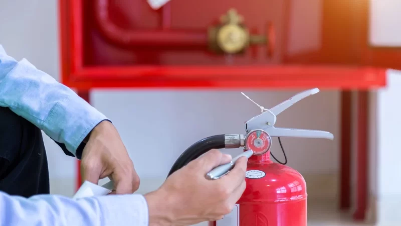 tecnico effettua la manutenzione di presidi antincendio