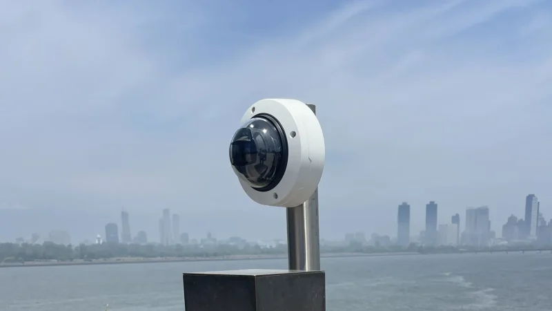 Telecamere di un sistema di videosorveglianza che riprende il panorama di una città