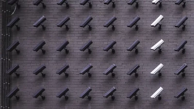 telecamere di videosorveglianza installate su un muro